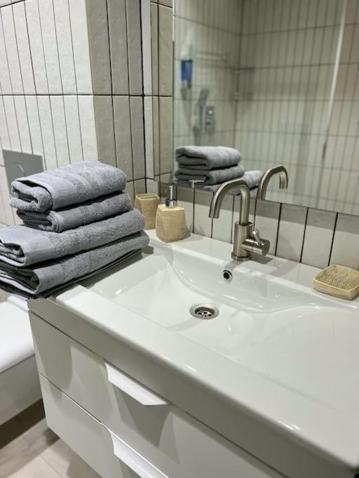 2 Bedroom On Ismail Corner Stefan Cel Mare, New Apartment, Chisinau Center! エクステリア 写真